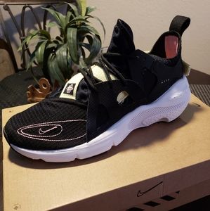 Nike huarache-type black and pink tint